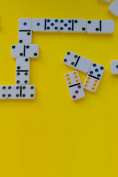 多米诺棋盘游戏的黄色背景图片下载