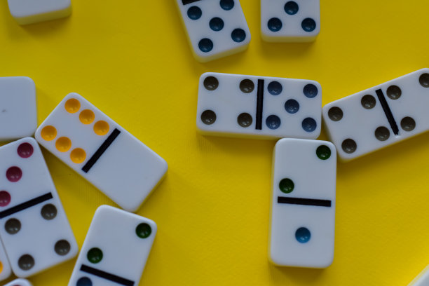 多米诺棋盘游戏的黄色背景图片下载