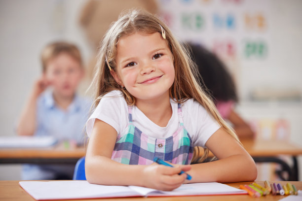 一张学龄前儿童在课堂上涂色的照片图片下载