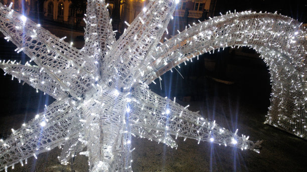 街灯圣诞装饰，大型圣诞明星，特写镜头。图片下载