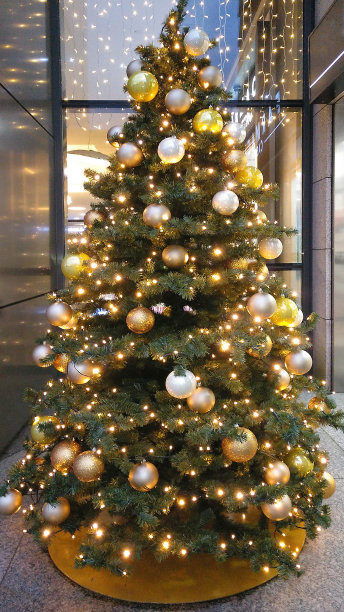 圣诞树、装饰品、球、金色LED灯。图片下载