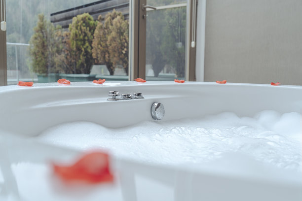 酒店房间里有热浴缸按摩浴缸图片下载