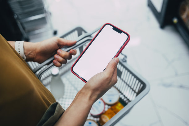 一位匿名的白人妇女在超市购物并在手机上查看购物清单图片下载