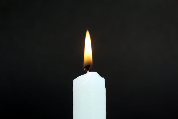 蜡烛在黑色的背景上燃烧。图片下载