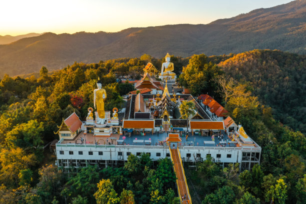 鸟瞰泰国清迈的卧佛寺、佛塔和金色佛塔图片下载