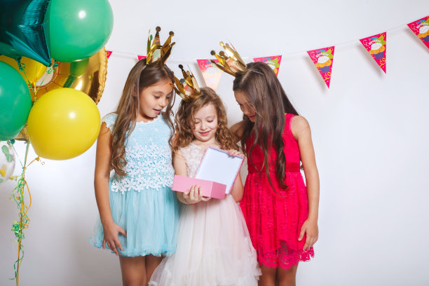 一群有趣的孩子一起庆祝生日聚会图片下载