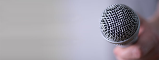 一个男人手里拿着麦克风，预留了复印的空间。图片下载