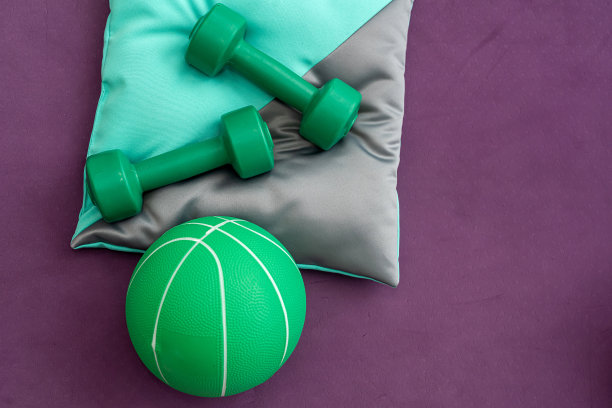 球类哑铃、地毯、运动弹力胶鞋和其他体育器材。图片下载