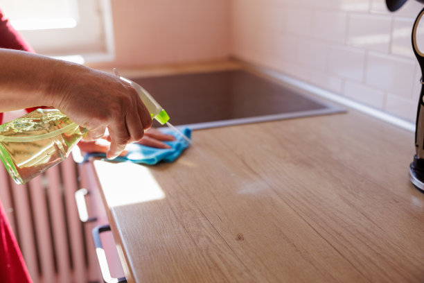 家用厨房柜台上用手喷清洗剂用抹布擦拭图片下载