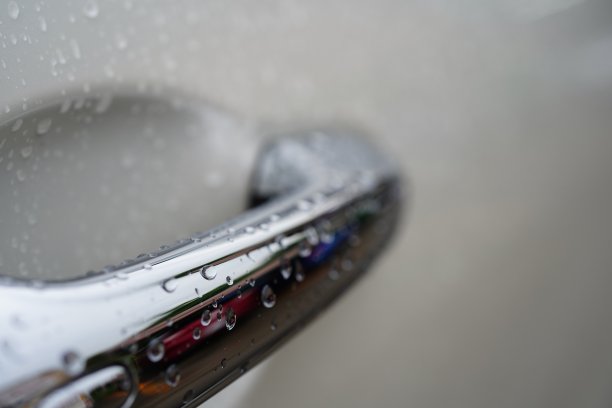 汽车门把手上的水滴图片下载