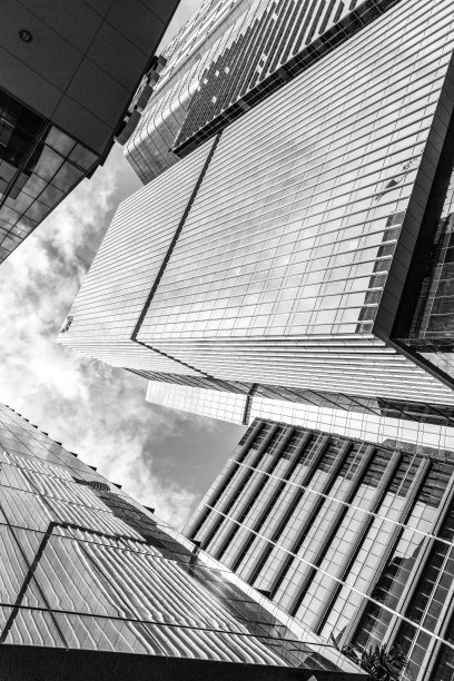 黑白低角度的现代办公大楼，摩天大楼，背景与复制空间图片下载