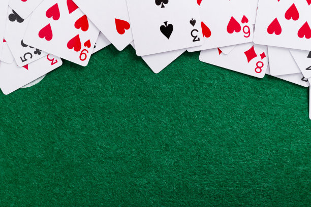 桌上有一堆扑克牌图片下载