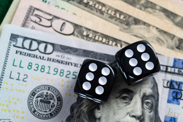 桌上有美国纸币和骰子图片下载