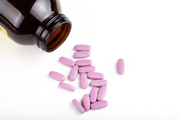 粉红色的药片和药片从药瓶里溢出来。抗抑郁药物药物。图片下载