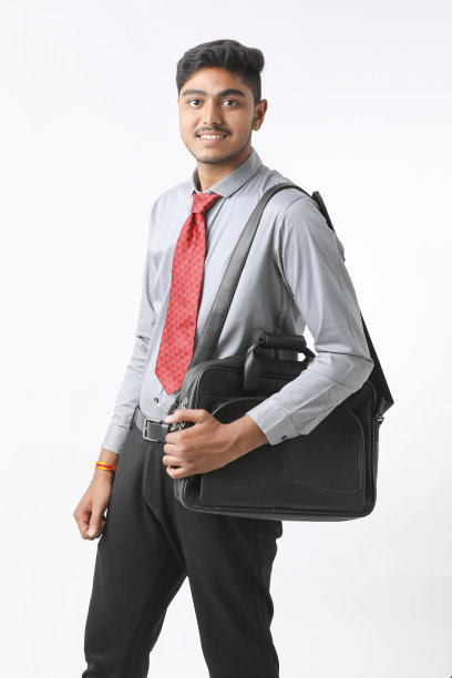 成功的年轻印度商人在白人背景下摆姿势图片下载
