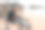 一个男人独自坐在沙滩上，拿着笔记本电脑远程办公或远程工作图片下载