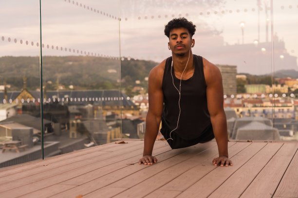 在城市里做运动的阿拉伯青年男子，做俯卧撑图片下载