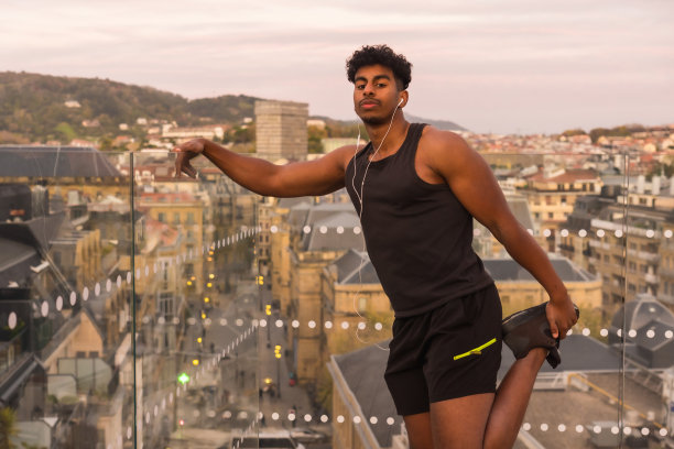 在城市里做运动、伸展身体的阿拉伯青年男子图片下载