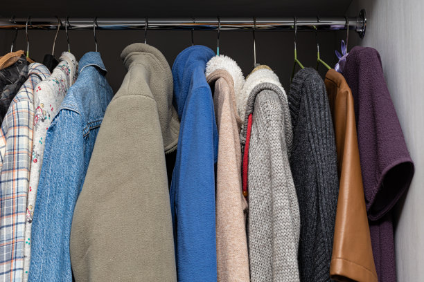 衣柜里挂在衣架上的各种各样的衣服图片下载