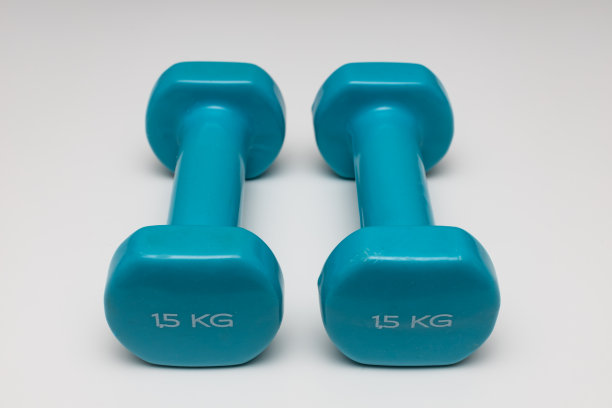 两个又小又轻的哑铃躺在白色的背景上图片下载