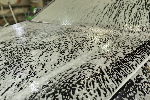 洗车房的车。泡沫车。白色的肥皂溶液。清洁的交通工具。图片下载