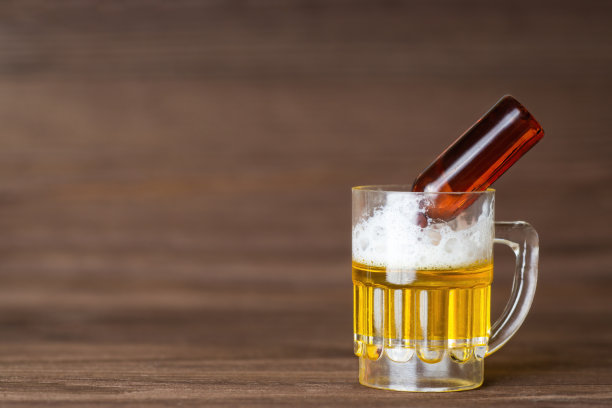 小啤酒杯里的空瓶子图片下载