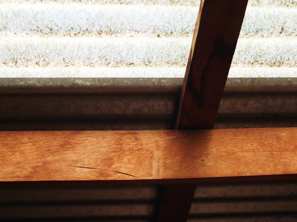 透明的波纹铁板与木梁结构屋顶下的自然光。“泰国传统住宅室内设计的好例子图片下载