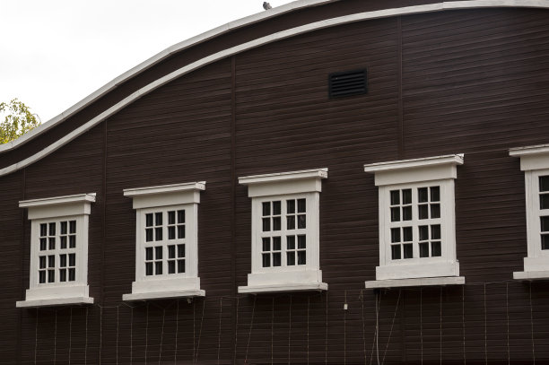 深棕色的房子，白色的窗户图片下载