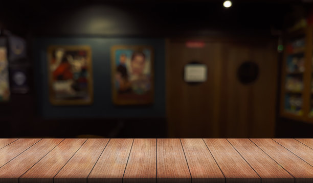 空的木制桌面与灯光散景在模糊的餐厅背景。图片下载