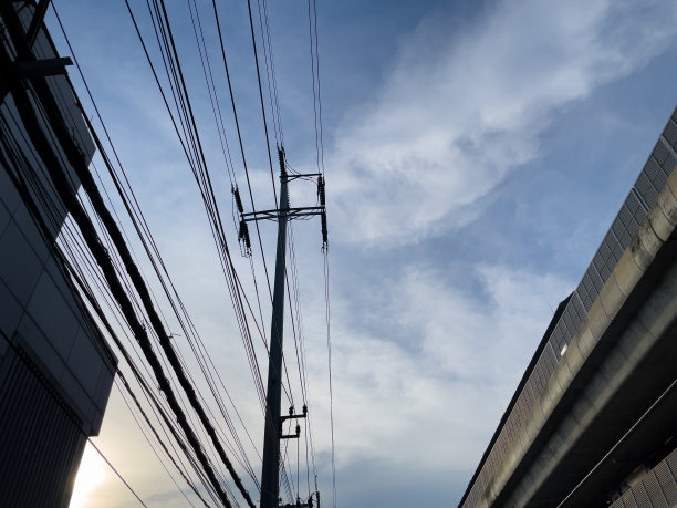 大城市的日落美景。图片下载