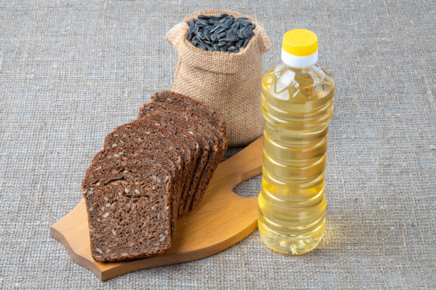 葵花籽油，葵花籽在袋子的背景上。图片下载