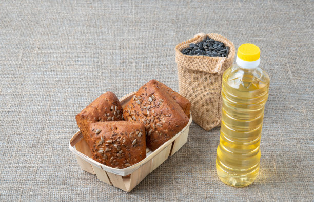 葵花籽油，葵花籽在袋子的背景上。图片下载