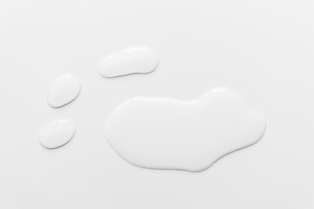 水洒在白色的桌子上图片下载