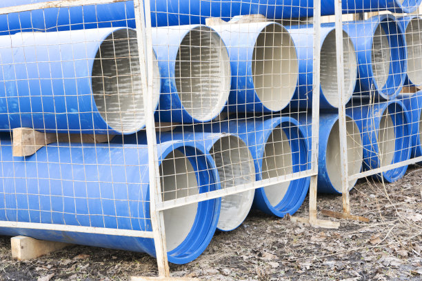 日落时新的蓝色管道。气体泵送设备图片下载