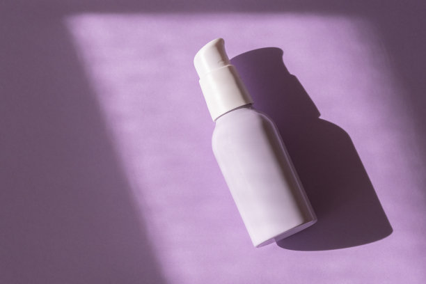 奶油分配器模板俯视图丁香表面与阴影。面部乳液，保湿霜，护肤美容化妆品的瓶子模型。品牌水疗产品包装模拟。图片下载