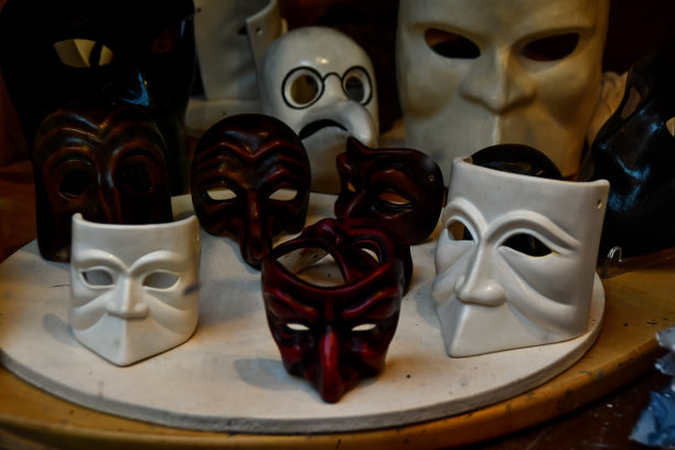 威尼斯面具上的黑色背景，数码照片照片作为背景图片下载