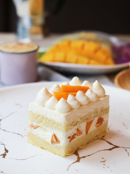 一块多层芒果香草奶油海绵蛋糕图片下载