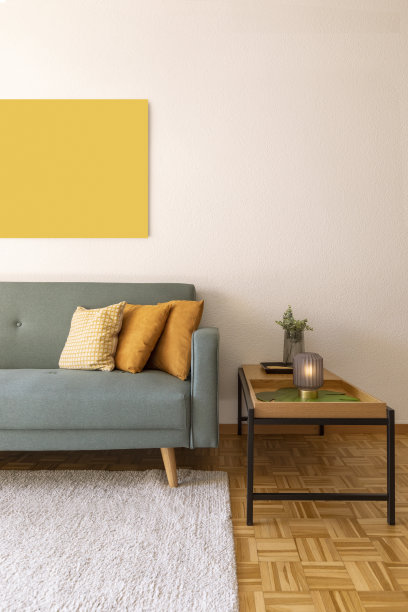 灰色沙发细节与黄色靠垫和现代咖啡桌。墙上有一幅画图片下载