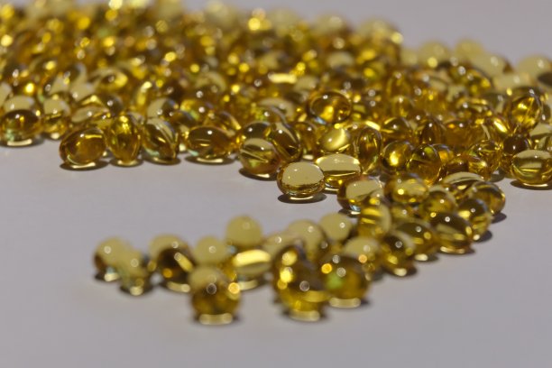 桌上放着金色的写字板图片下载