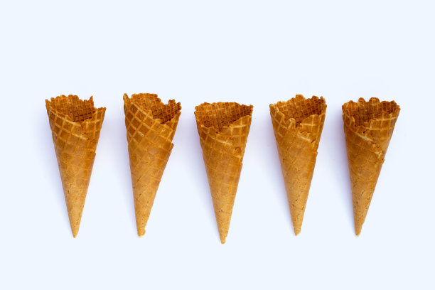 白色背景上的空冰淇淋蛋筒。图片下载