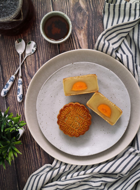 俯视图，一盘传统的中国月饼切片图片下载