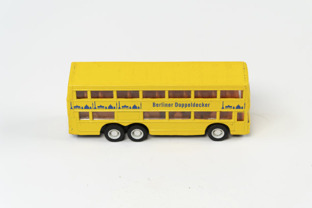 黄色双层大型旅游巴士，金属巴士，迷你玩具，孤立在白色背景上图片下载