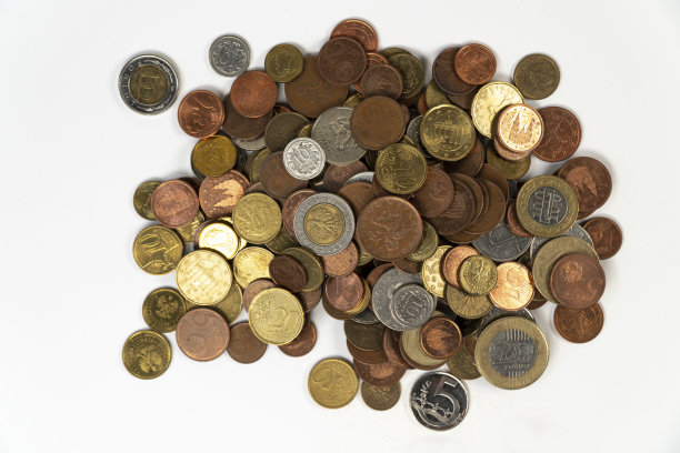 金属硬币孤立在白色背景上，不同的变化溢出在平台上，节省硬币，收集，选择性焦点图片下载