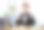 一个可爱的小女孩打扮成一个商人，独自坐在办公室里，竖起大拇指图片下载