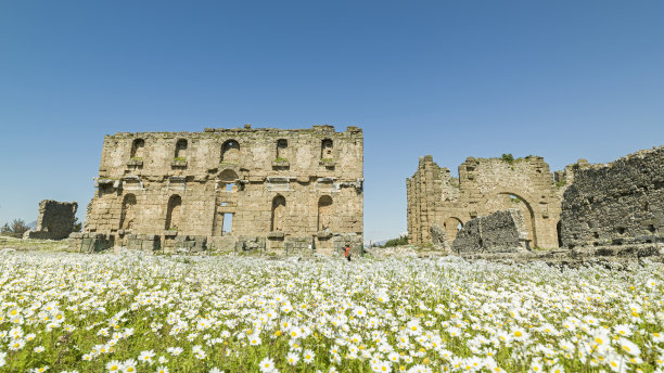 成年男人在阿斯潘多斯市旅行图片下载