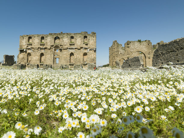 成年男人在阿斯潘多斯市旅行图片下载