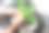 一个女人用水洗青菜的手的特写镜头图片下载