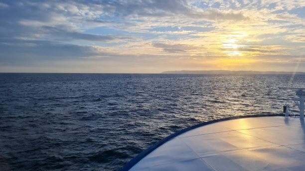 从渡船的窗口看到大海图片下载