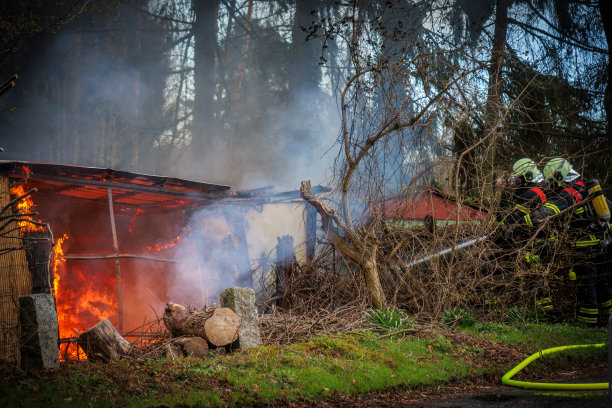 消防部门扑灭了一座花园房屋图片下载