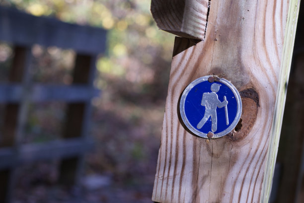 健行步行桥上的健行标志图片下载